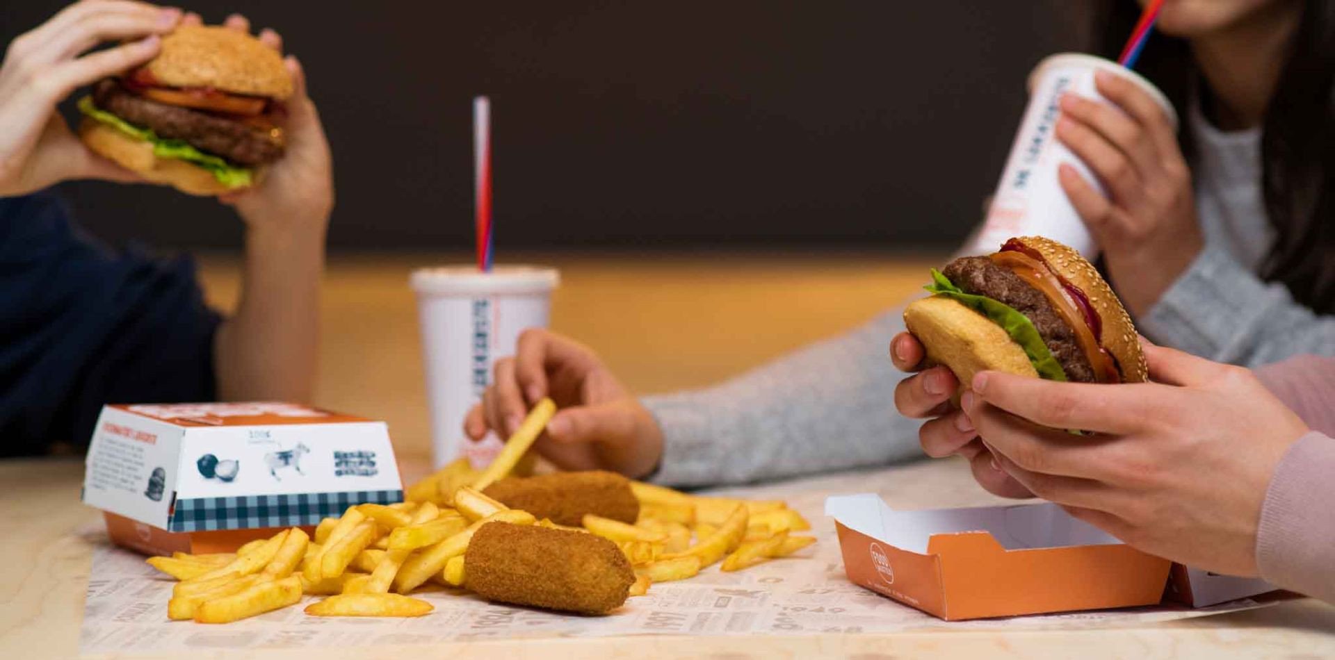 Heerlijke snacks, romige milkshakes en knapperige frites – de lekkerste Foodmaster favorieten op een smakelijke achtergrond